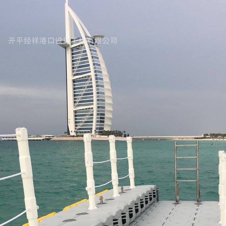 供应水上塑料浮桥浮动码头 简便组装平台水上乐园设施质保5年