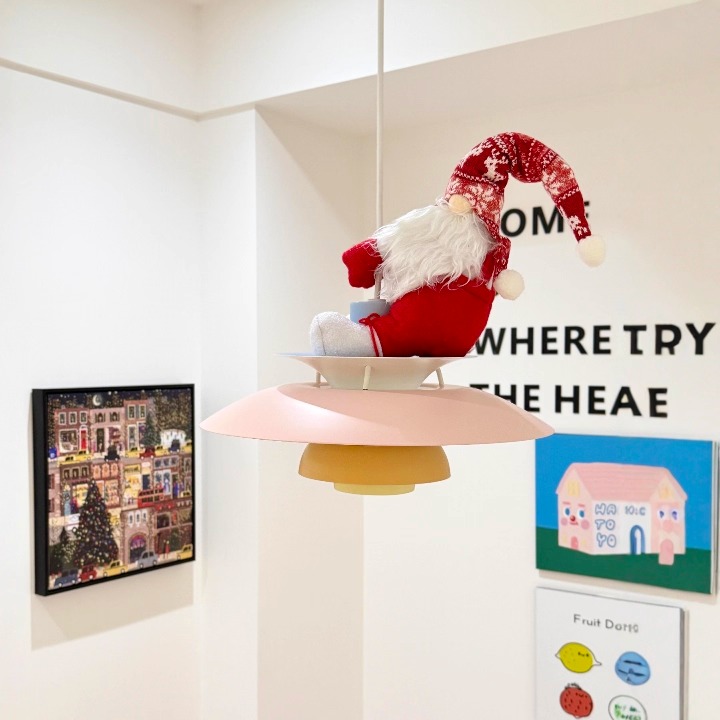 给餐厅也安排上圣诞装饰啦！