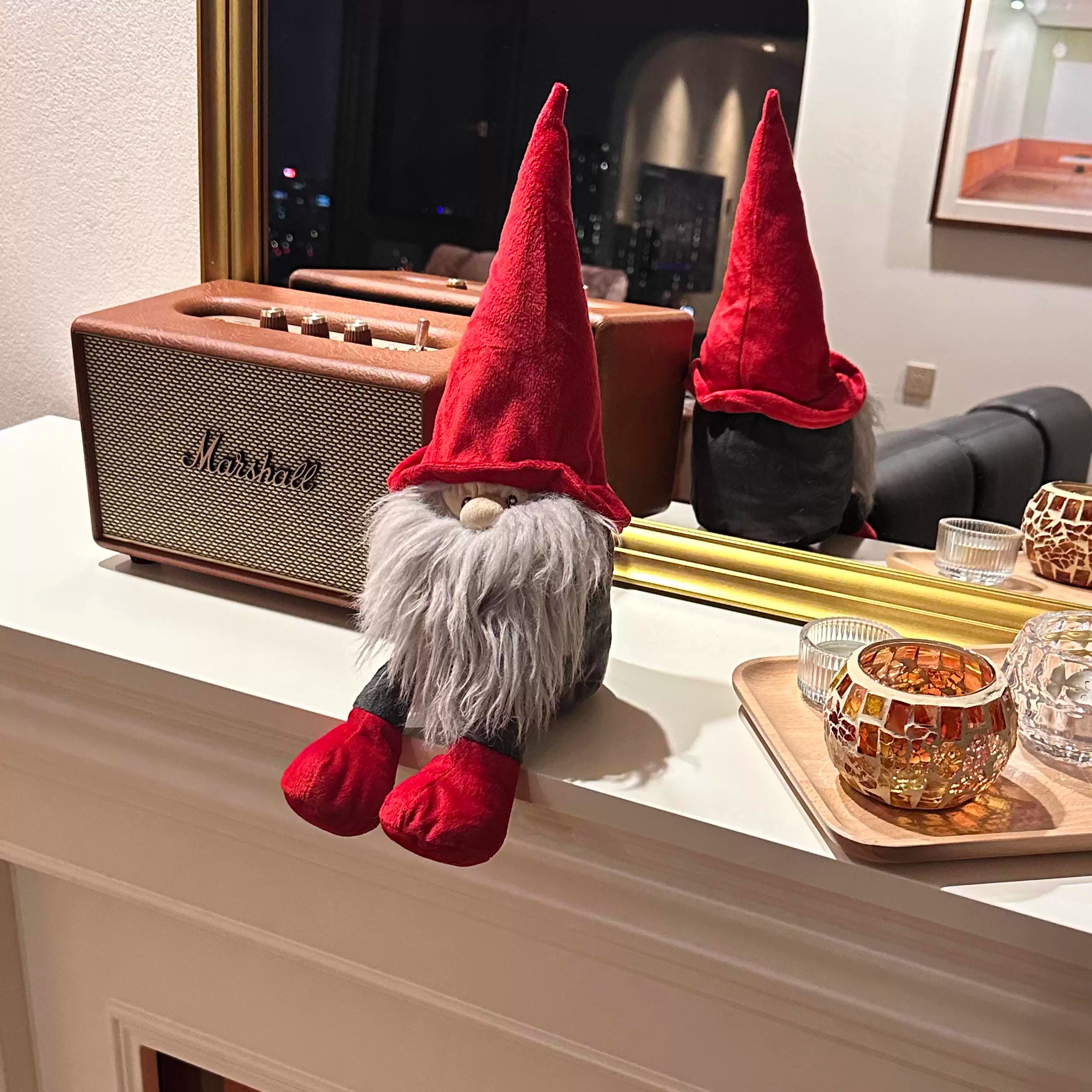 电子壁炉上有个圣诞小人耶~