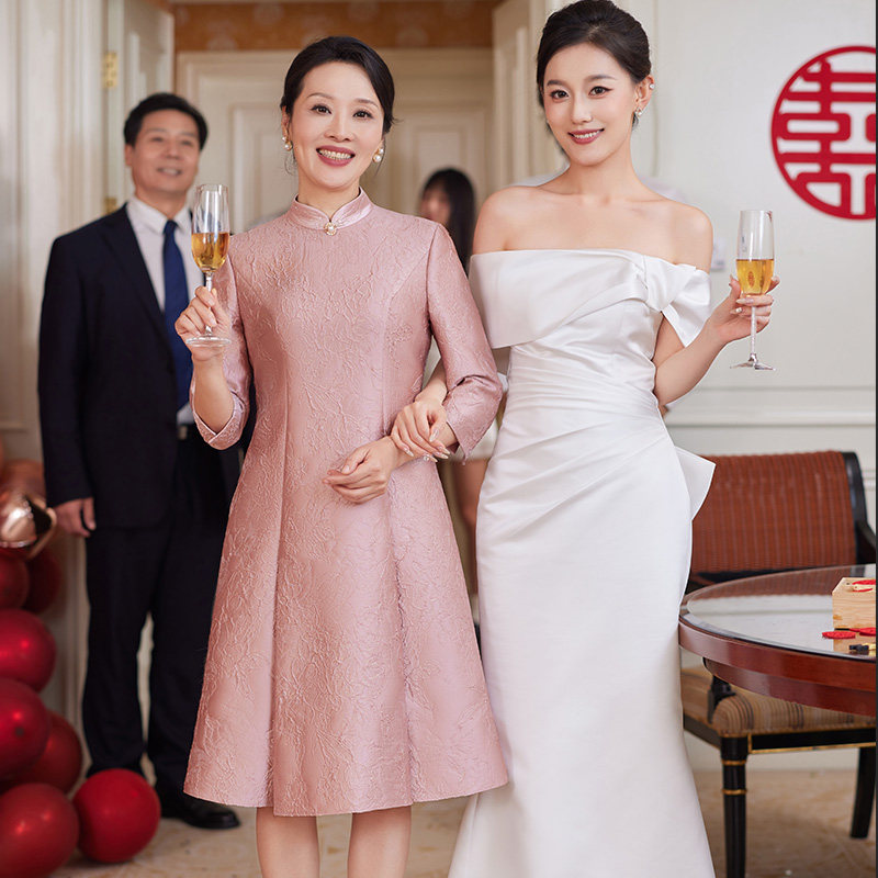 飞尼克斯2024春季新款喜妈妈装粉色年轻连衣裙洋气高贵迎宾婚礼服