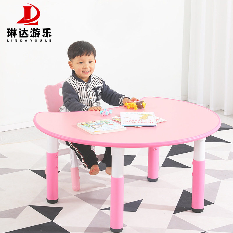 幼儿园塑料月亮形桌椅套装
