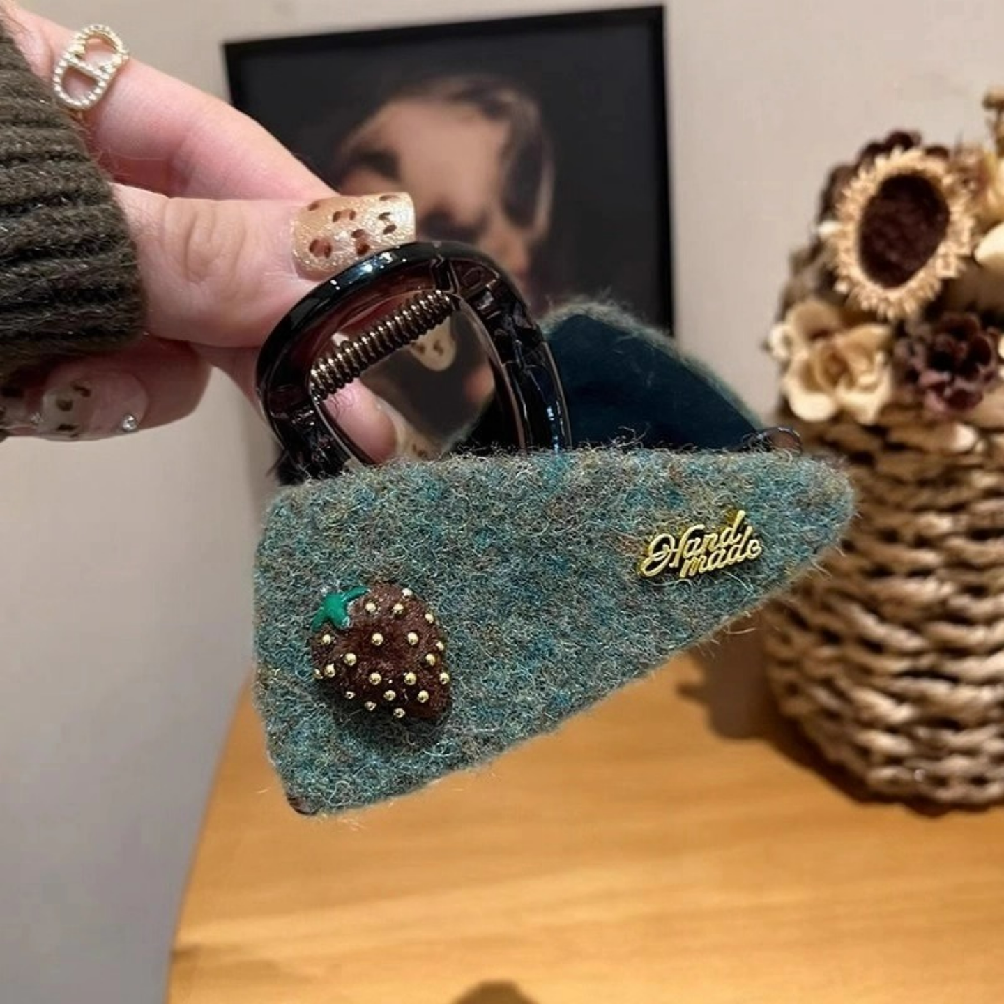 韩系新款草莓毛毡三角头发抓夹发夹女高级感鲨鱼夹日常百搭发饰,饰品/流行首饰/时尚饰品新,发饰,淘宝优惠券,粉丝福利购,淘宝优惠卷