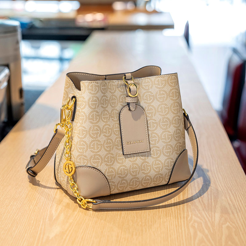 多隔层水桶包女2023新款百搭高级质感单肩斜挎包手提腋下包小包包