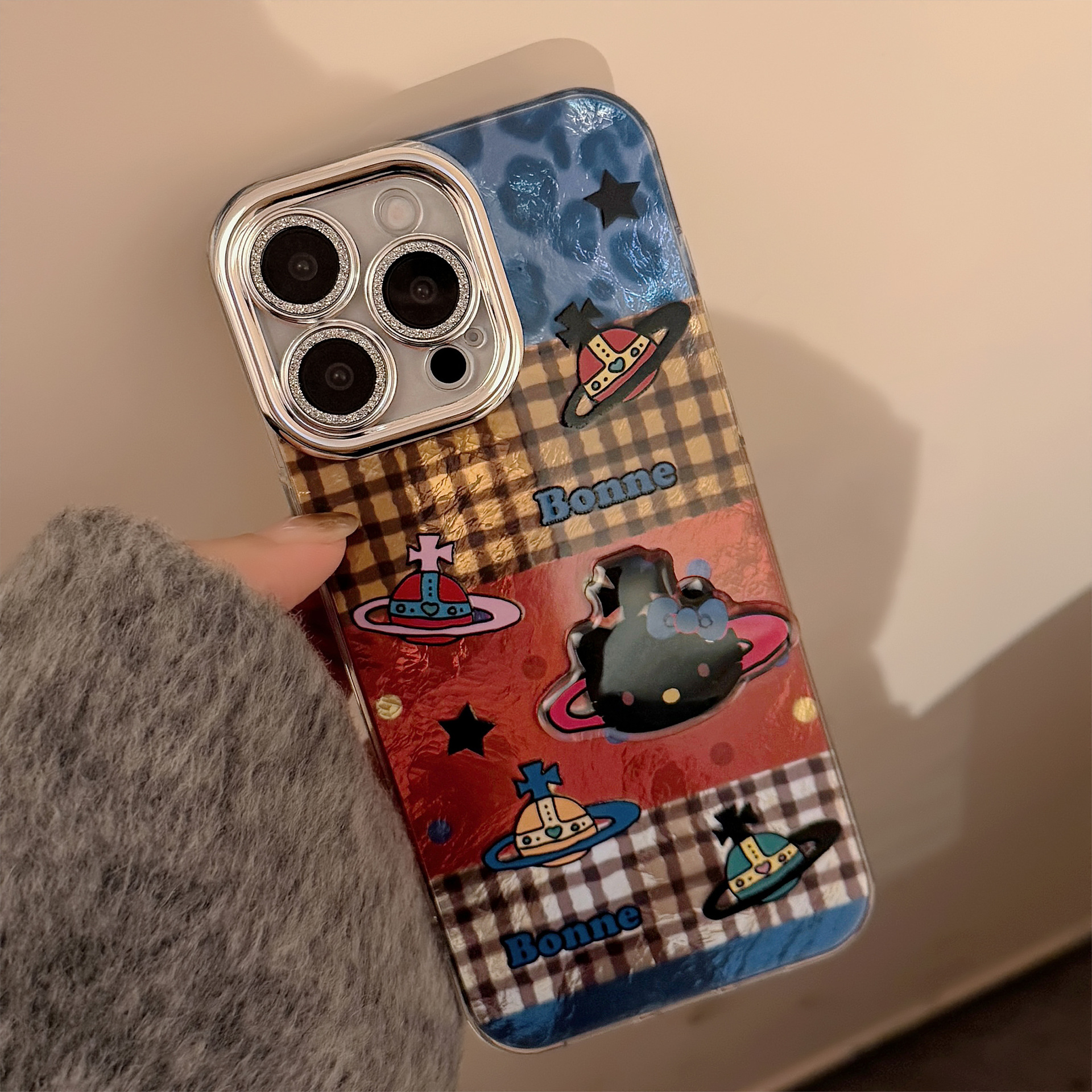 格纹拼接猫咪星球适用iphone16手机壳苹果15挂绳14promax立体13硬