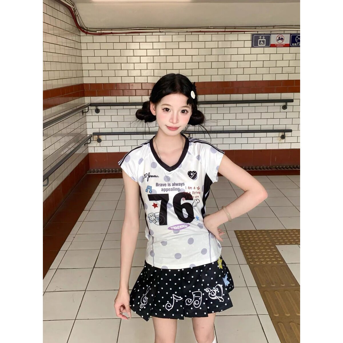 韩系V领元气少女风撞色包边运动风球衣卡通印花透气面料百搭上衣