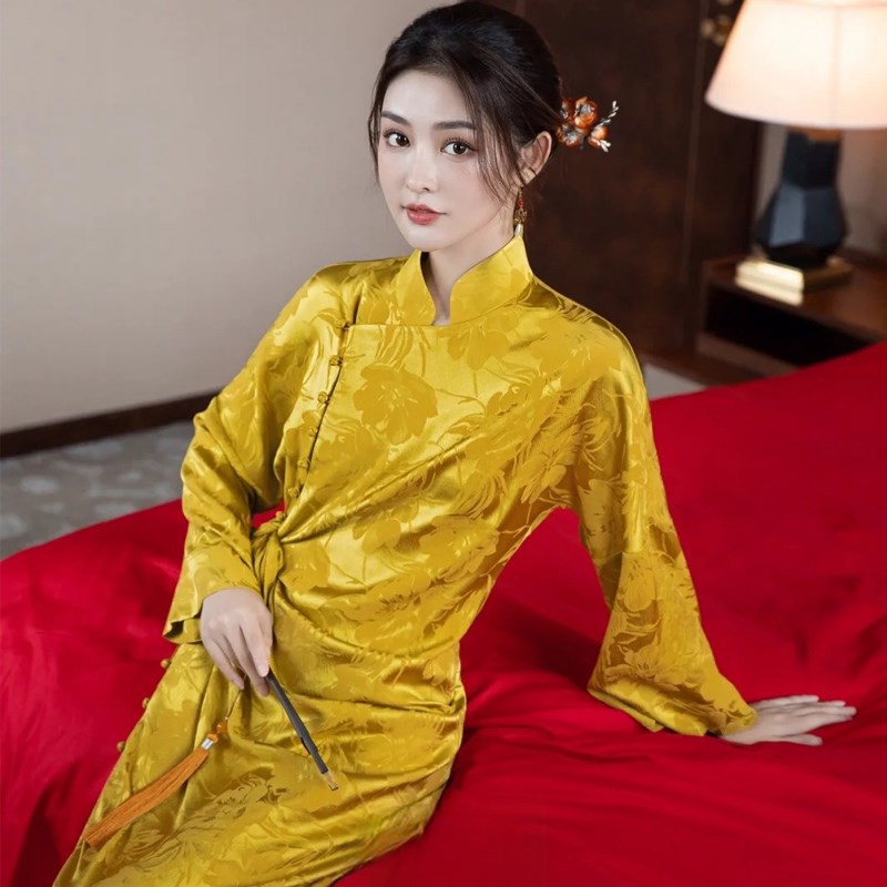 新中式金色晨袍新娘女复古改良旗袍中国风黄色连衣裙秋冬订婚礼服