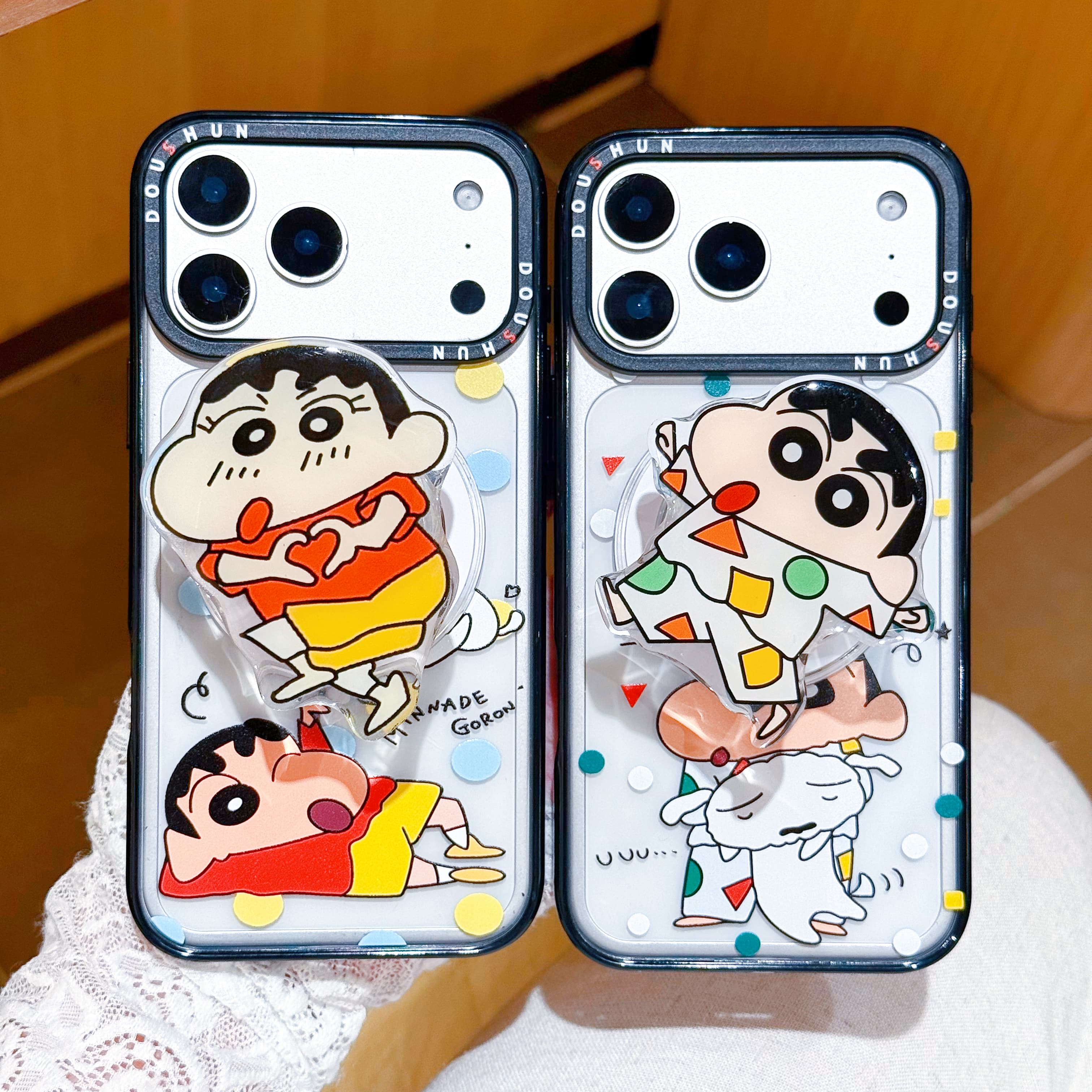 吉能虎新款睡衣小新适用于苹果17promax带手绳支架磁吸手机外壳iPhone16pro全包边防摔15/14/13保护套