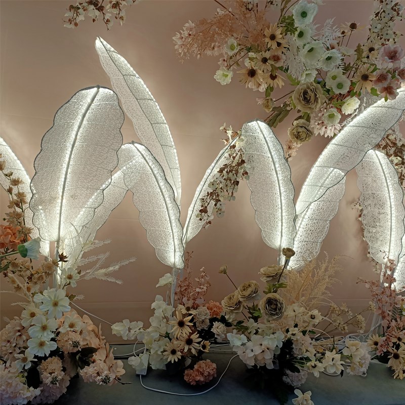 新款婚庆背景装饰道具羽毛灯发光芭蕉叶蝴蝶穿越路引婚礼橱窗舞台
