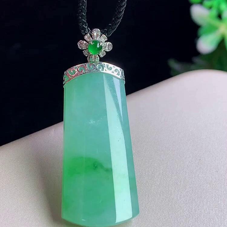 缅甸翡翠无事牌镶金玉吊坠天然玉