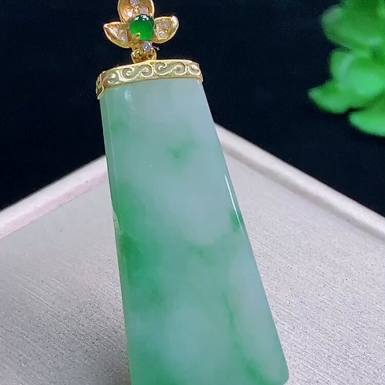 缅甸翡翠无事牌镶金玉吊坠天然玉