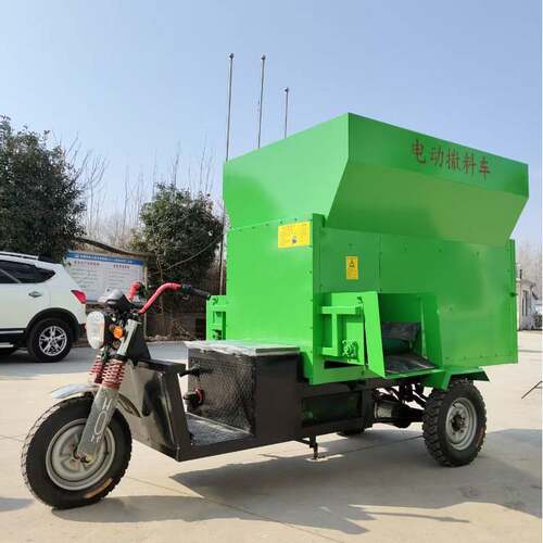 喂牛电动撒料车蛟龙式出料撒草车羊舍自走式新能源三轮喂料车
