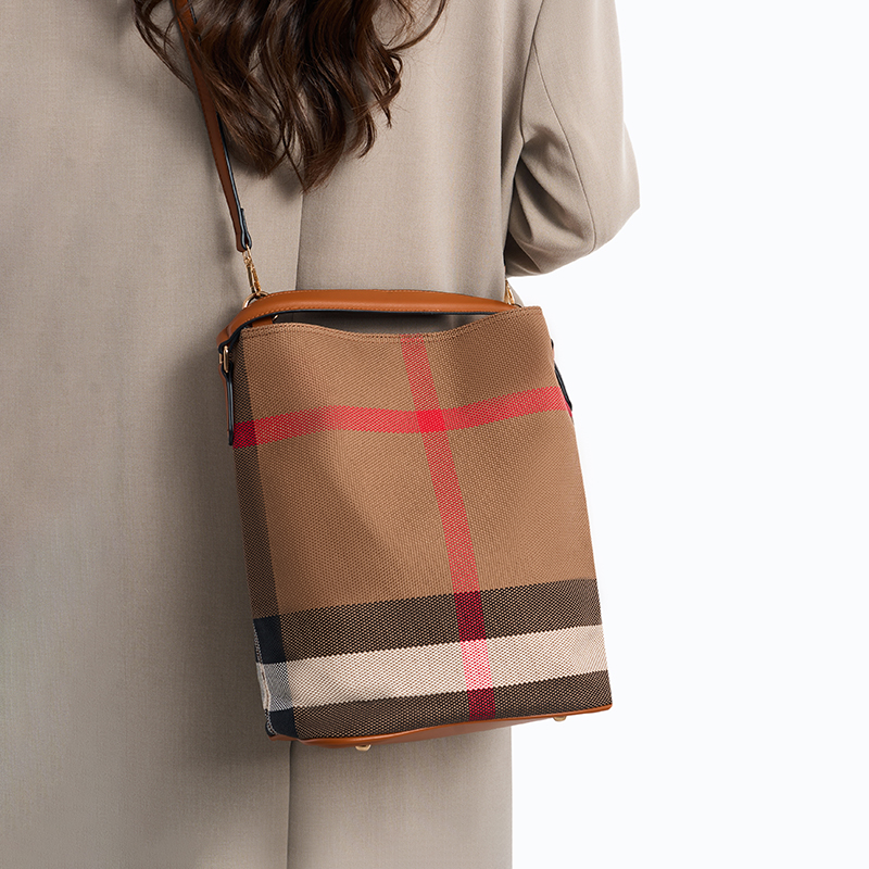 英伦老花格纹帆布水桶包女斜跨包