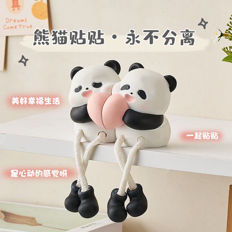 卡通吊脚娃娃摆件玄关洞洞板坐姿C装饰品电视柜儿童房卧室壁饰礼
