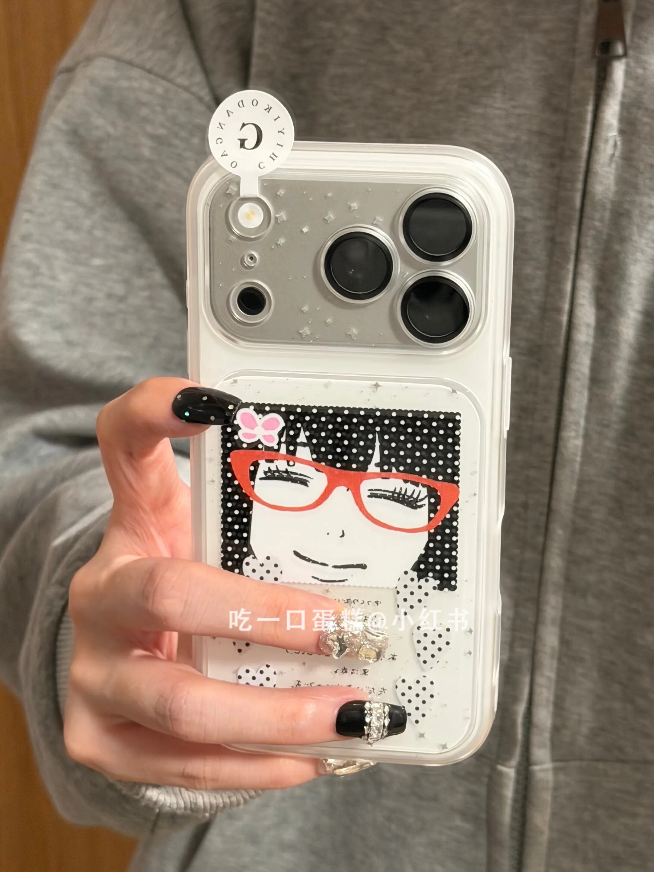 U2 白底黑发波点红眼镜女孩爱心苹果17promax新款小众手机壳iphone16简约个性网红15防摔保护套