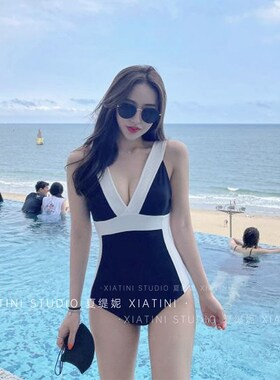 网红风游泳衣女夏显瘦黑色2v024新款爆款温泉度假遮肚泳装高级感