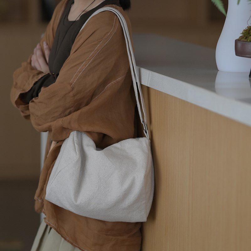 庸庸2025新款文艺复古棉麻斜挎水桶布包女斜挎帆布休闲通勤小布包