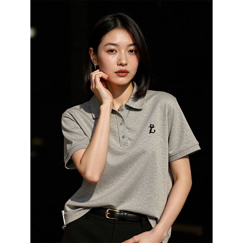Basic House/百家好正肩灰色POLO领短袖T恤女夏季刺绣纯棉体恤衫