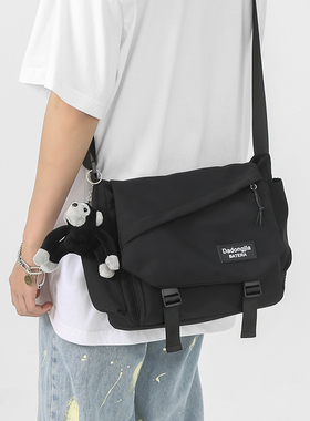 男士斜挎包2025新款时尚机能风工装邮差包小背包大容量通勤单肩包