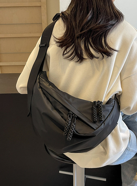 斜挎包女运动骑行包2025新款饺子包男士胸包外出背包大容量包包女