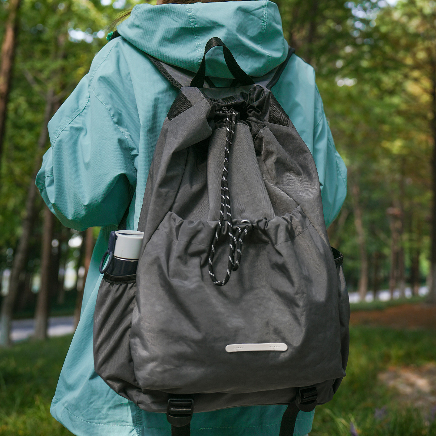 户外双肩包学生书包户外登山背包图片