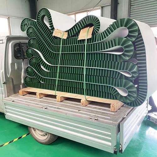 坚固耐磨5mm厚输送带现场安装爬坡机传送带轻巧耐用PVC运输带