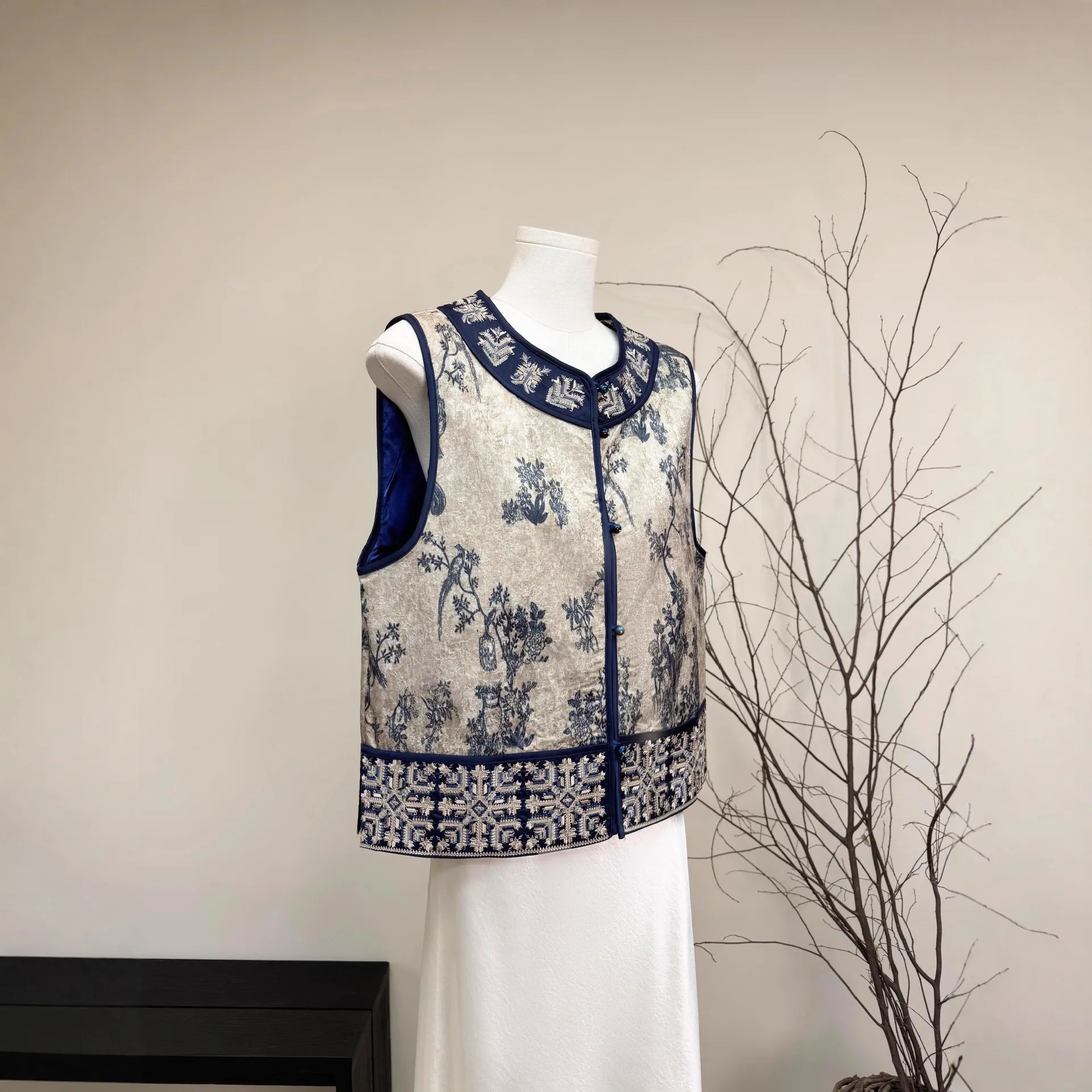 新中式国风重工刺绣提花马甲2025秋季新款国风洋气坎肩典雅马夹女