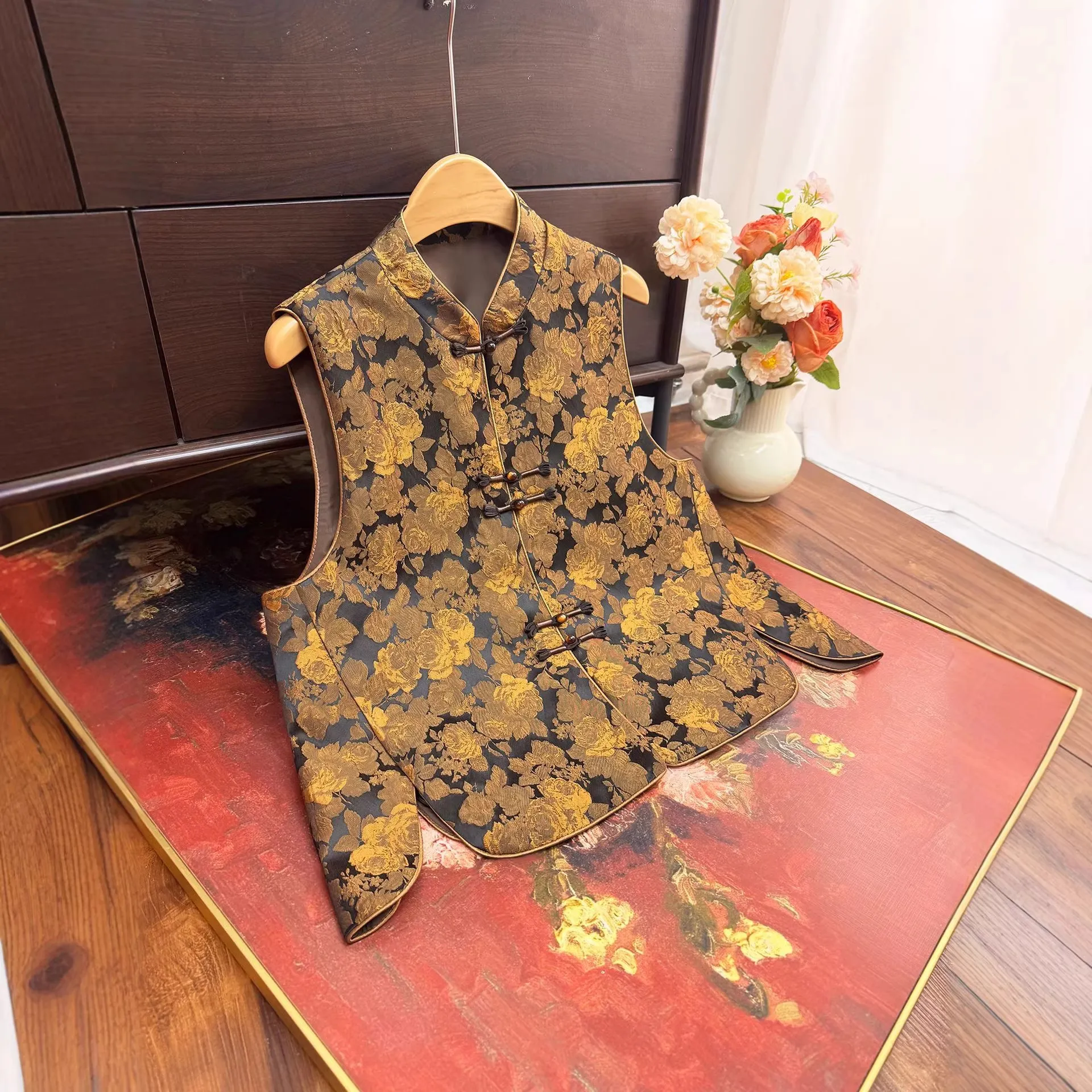 新中式设计感繁花马甲2026春季新款立领花瓣边坎肩盘扣典雅马夹女,女装/女士精品,马夹,淘宝优惠券,粉丝福利购,淘宝优惠卷