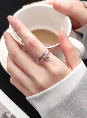 银色灵动小蛇戒指女ins简约小众冷淡风光面食指戒素圈指环可调节