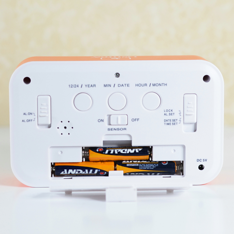 时尚创意电子钟静音3组闹钟儿童夜光聪明灯床头钟LCD多功能闹铃