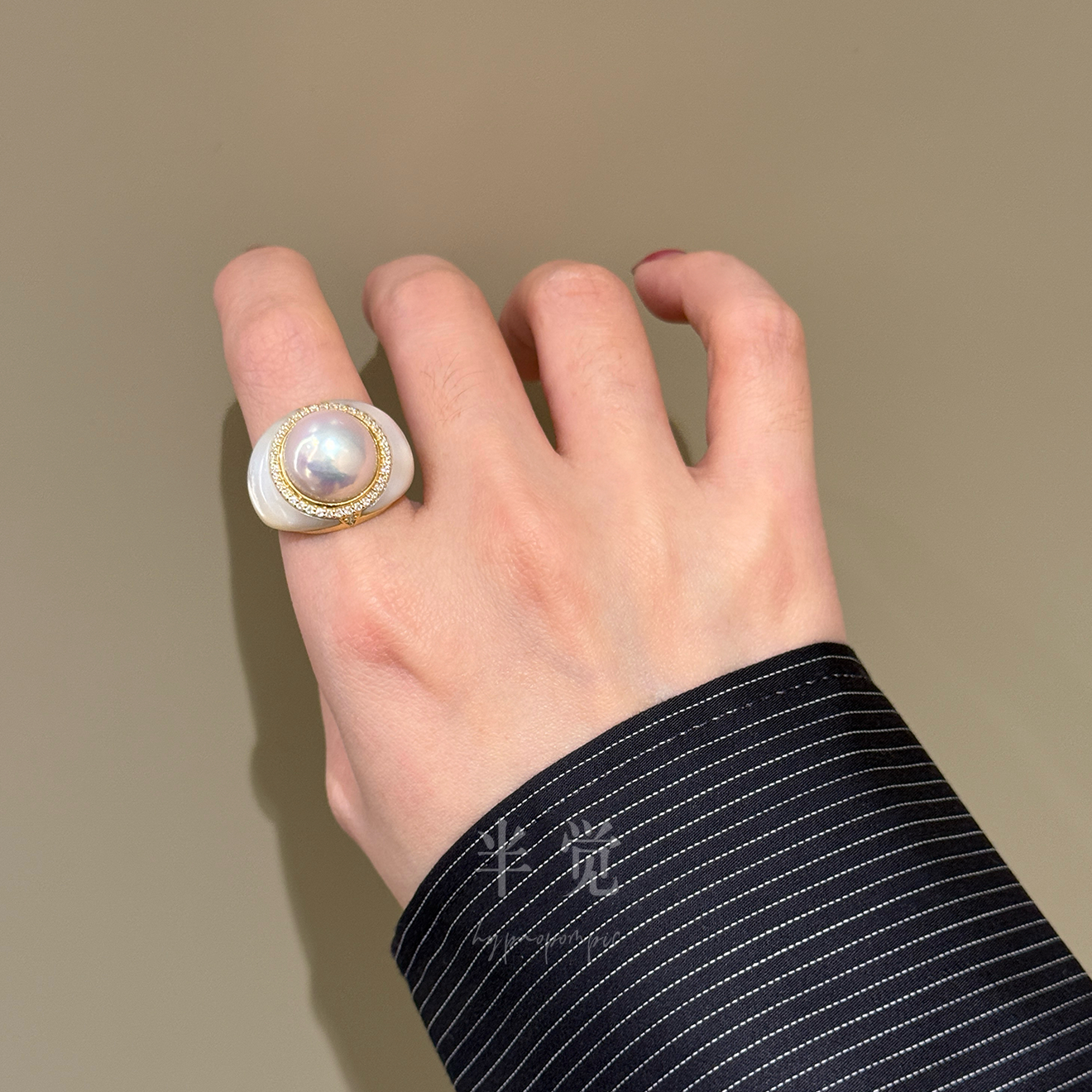 半觉炫彩马贝贝母重工莫桑钻手工镶嵌设计款珍珠金色高雅贵妇戒指