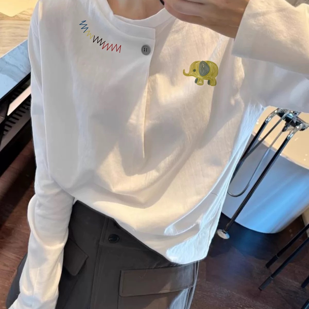 一粒扣白色正肩长袖t恤女2025秋季新款韩系设计感打底衫纯棉上衣