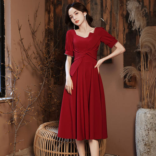 礼服裙女宴会气质名媛方领设计回门便装结婚订婚礼服酒红色连衣裙
