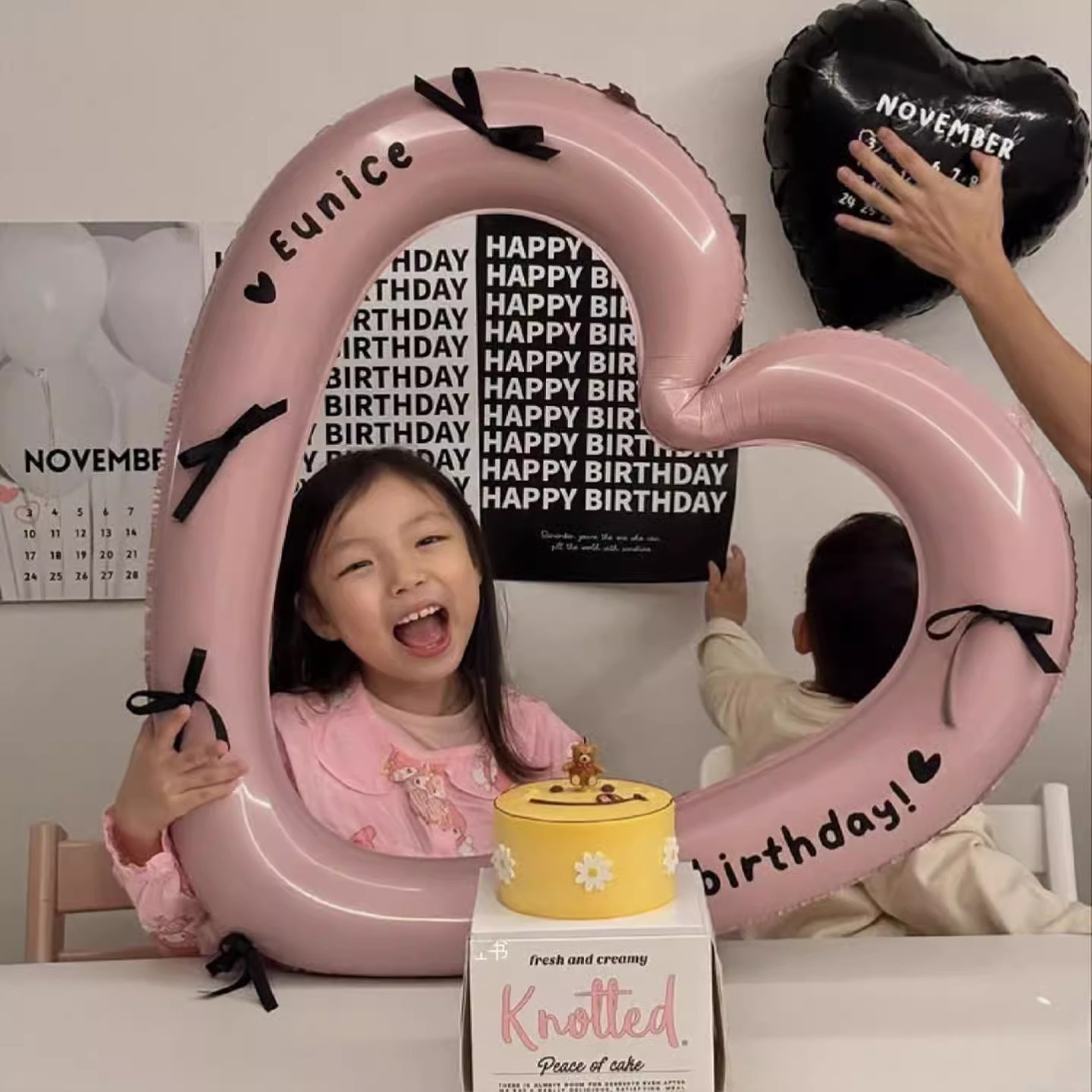 韩系ins风蝴蝶结镂空爱心相框铝膜气球儿童生日派对拍照道具装饰