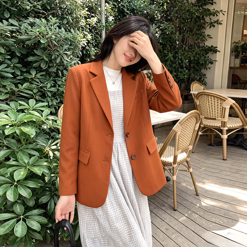 橙色西装外套女2026早春秋新款韩系小个子正肩高级感短款休闲西服