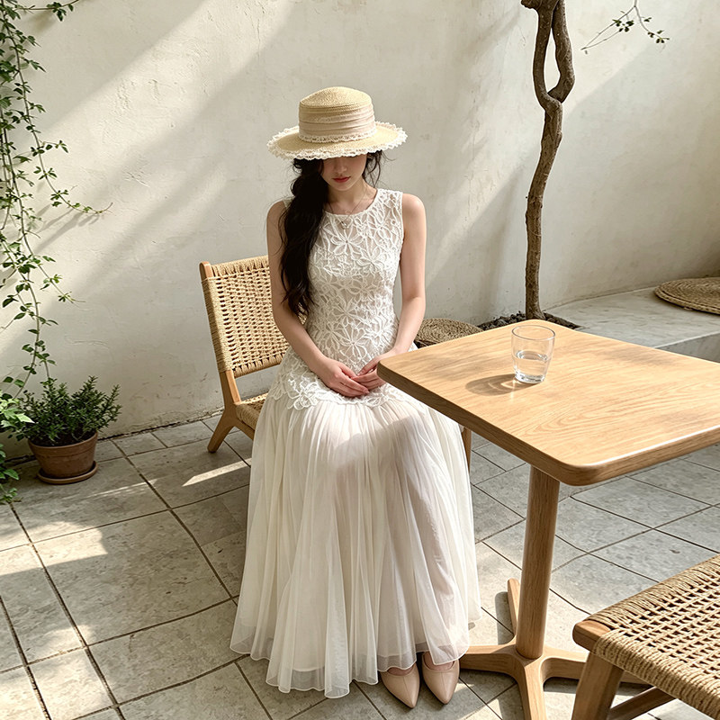白色无袖背心连衣裙子女夏季2026新款法式气质高级感收腰显瘦长裙