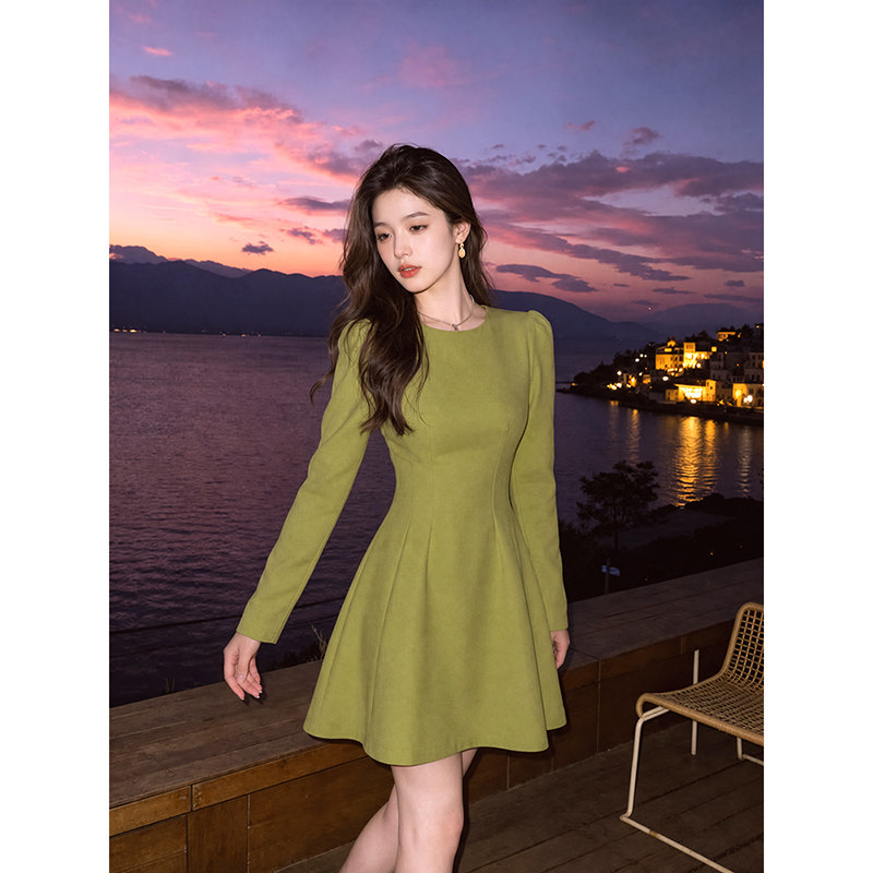 绿色长袖连衣裙子女早春秋法式小个子高级感礼服气质收腰显瘦短裙