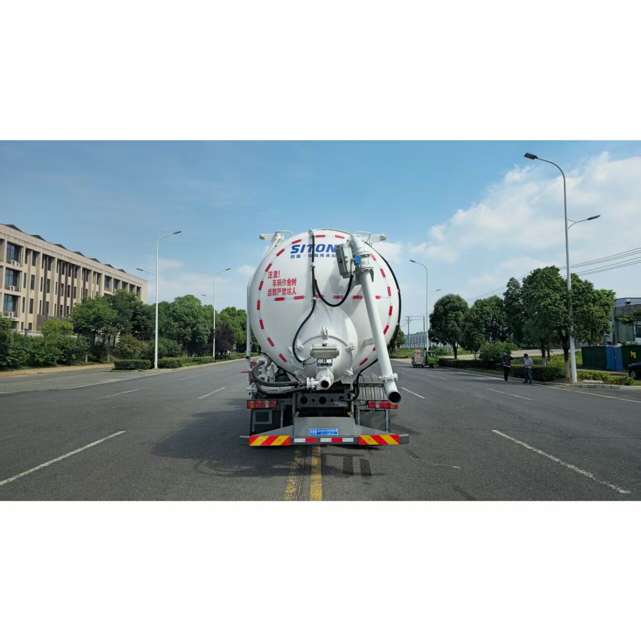 重汽单桥10方吸排尘物料罐车