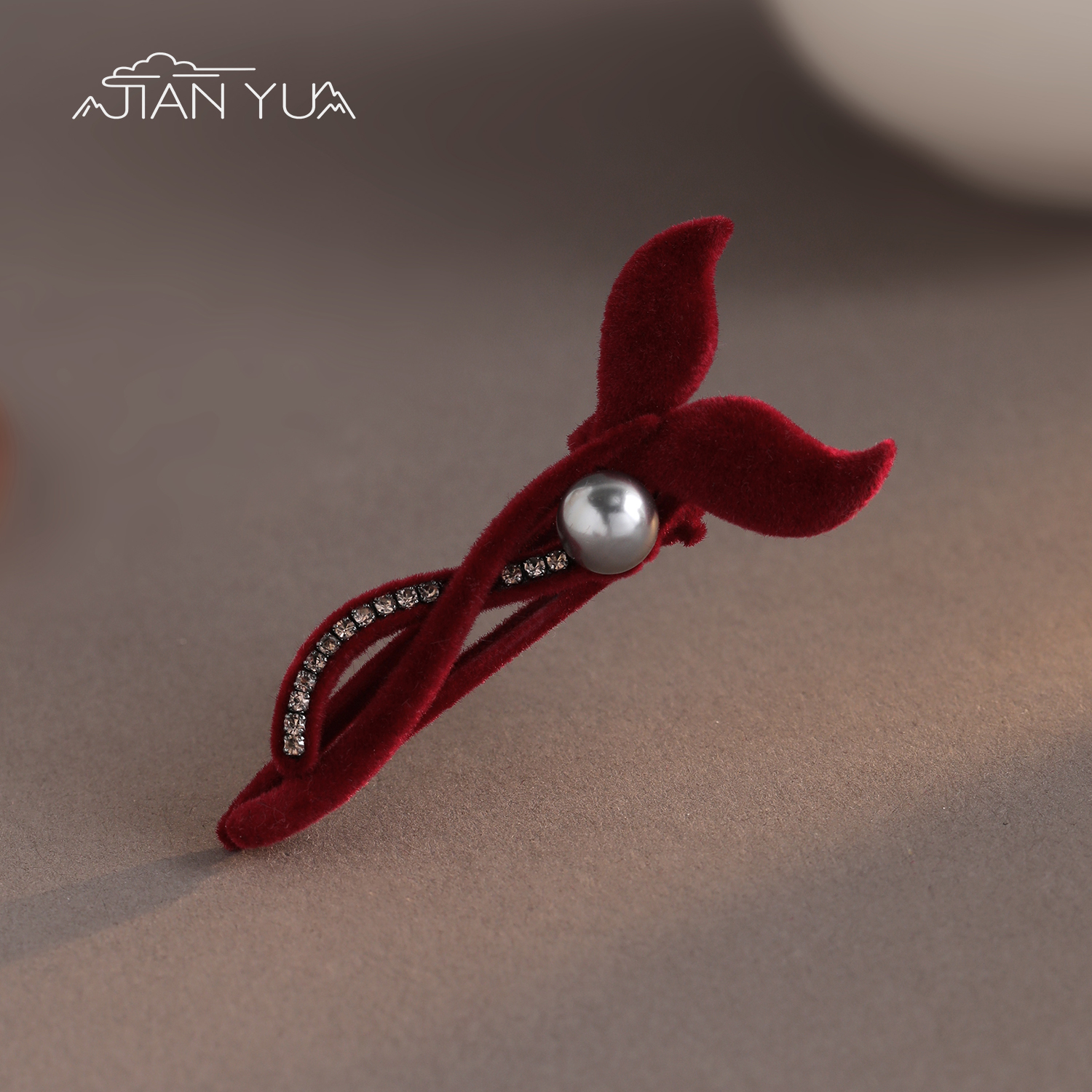 植绒珍珠鱼尾侧边夹红色发夹