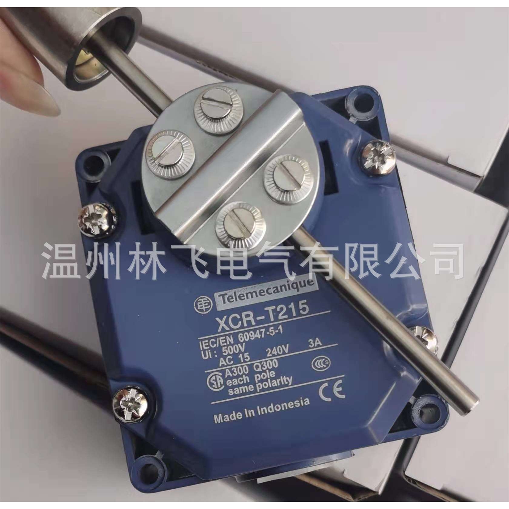 现货直销跑偏开关XCR-T215 限位开关XCRT215行程开关  实物