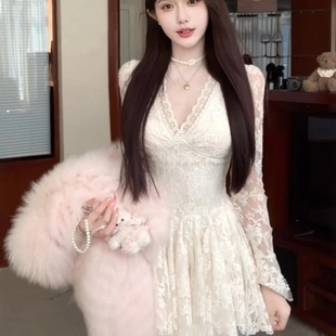 新款 连衣裙女秋季 纯欲收腰显瘦绝美a字短裙 千金风V领蕾丝长袖 法式