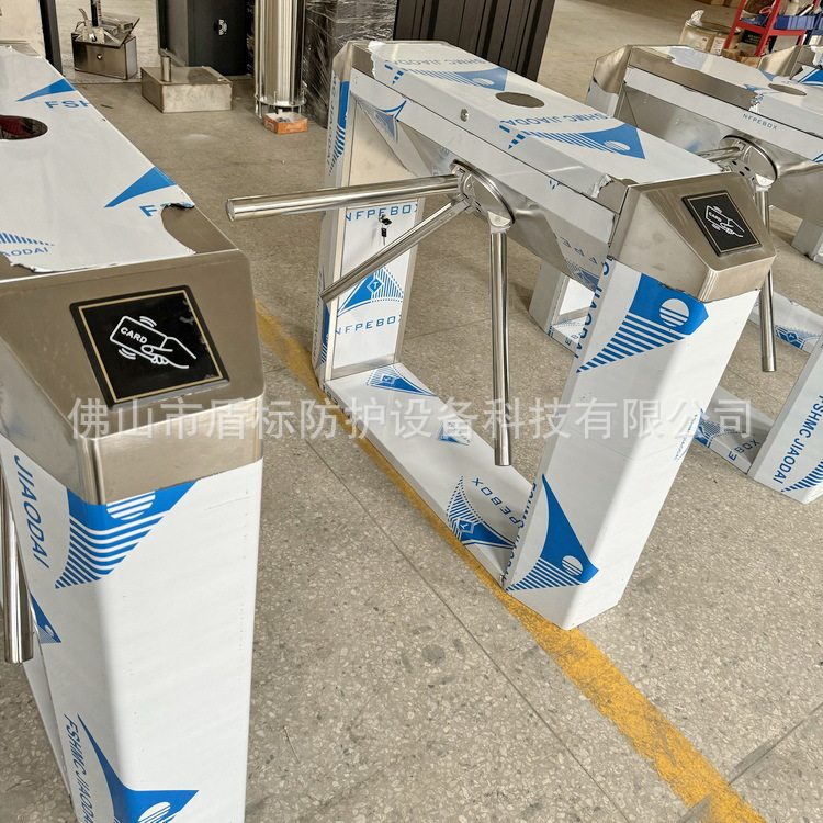 盾标防护定制不锈钢三杆辊闸门儿童游乐场所单向出入口设备全高闸