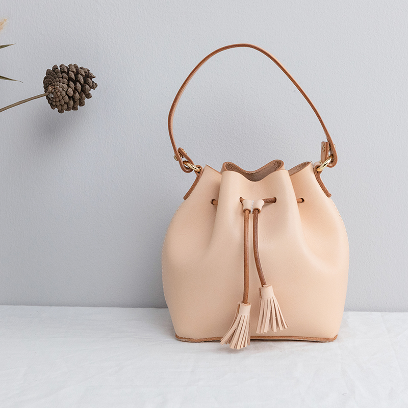 植鞣牛皮手工真皮水桶包包女夏斜挎小包手提包流苏抽绳文艺单肩包