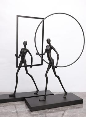 现代简约创意扛框人摆件样板房电视柜办公桌玄关家居客厅软装饰品