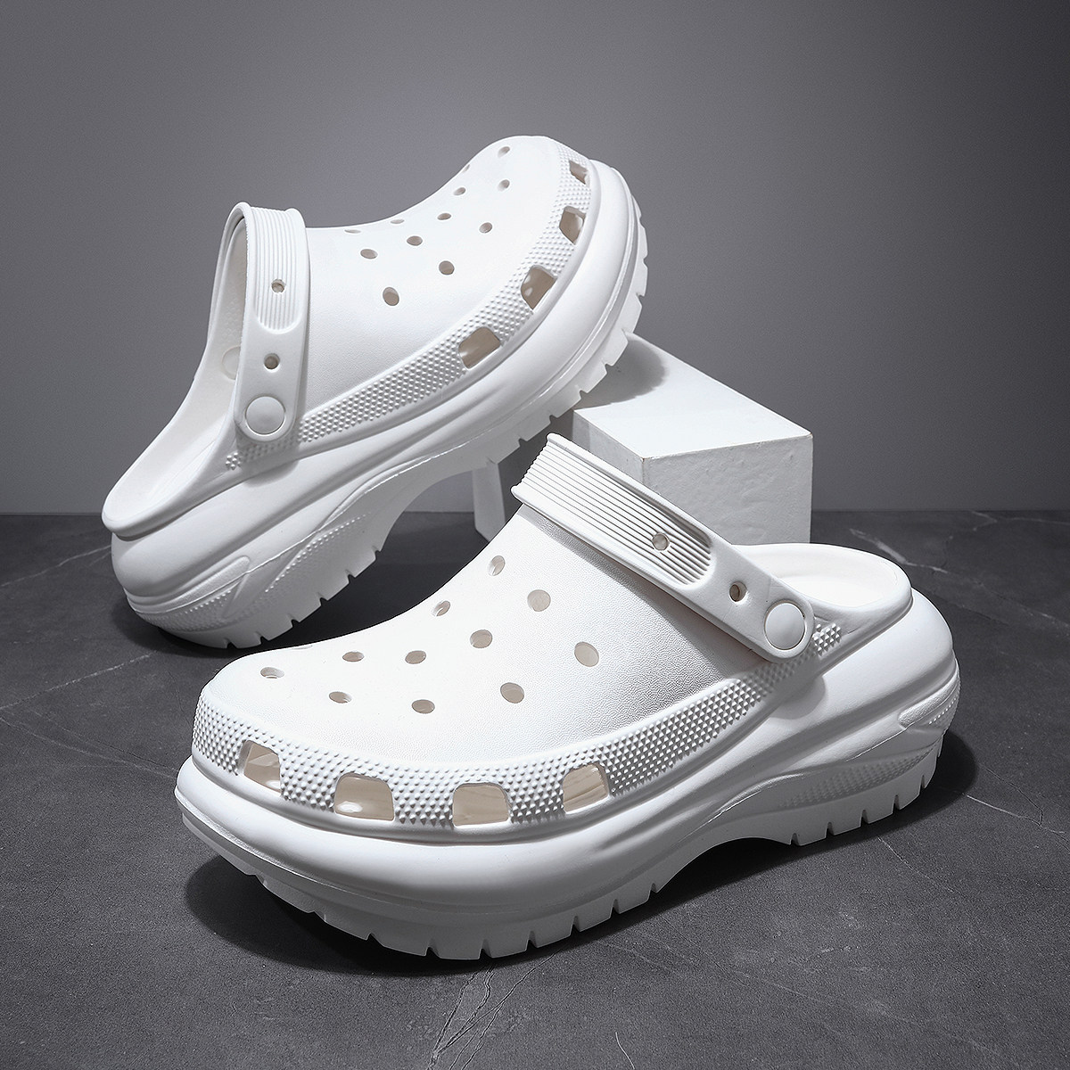 光轮洞洞鞋男士夏季外穿踩屎感厚底增高防滑沙滩包头拖鞋2025新款