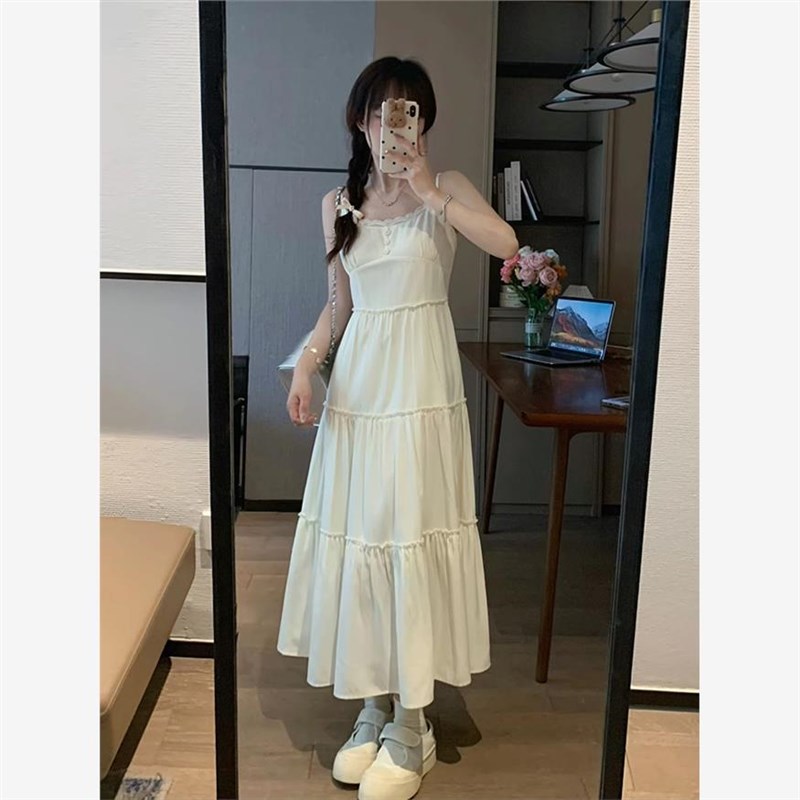 茶歇法式温柔风吊带连衣裙女2025夏季新款海边度假风收腰显瘦长裙