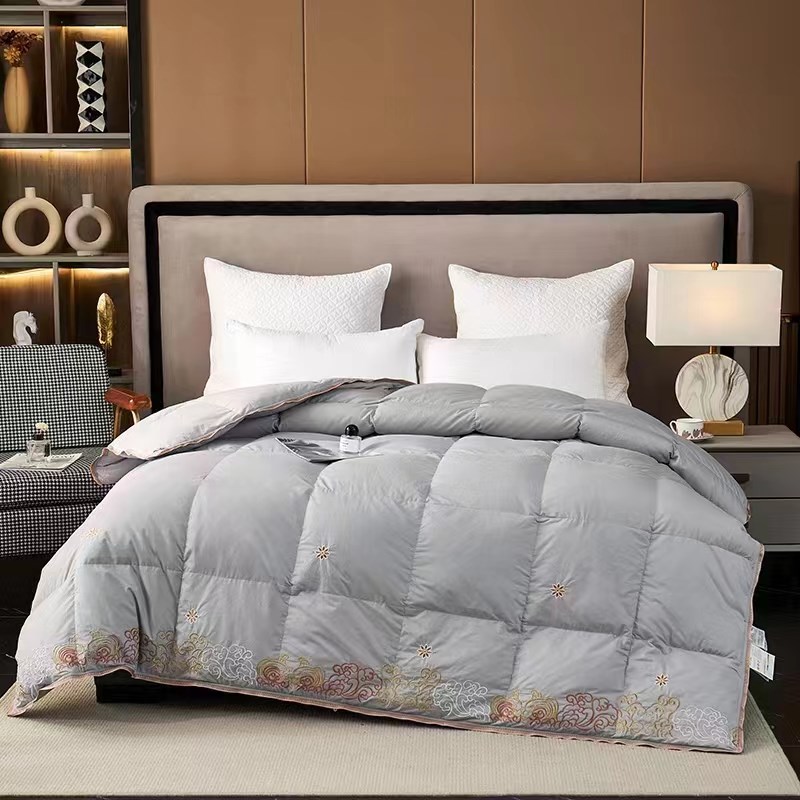 180支全棉祥云刺绣静音r防跑绒白鹅99吊绒鹅绒被 四季春秋加厚冬