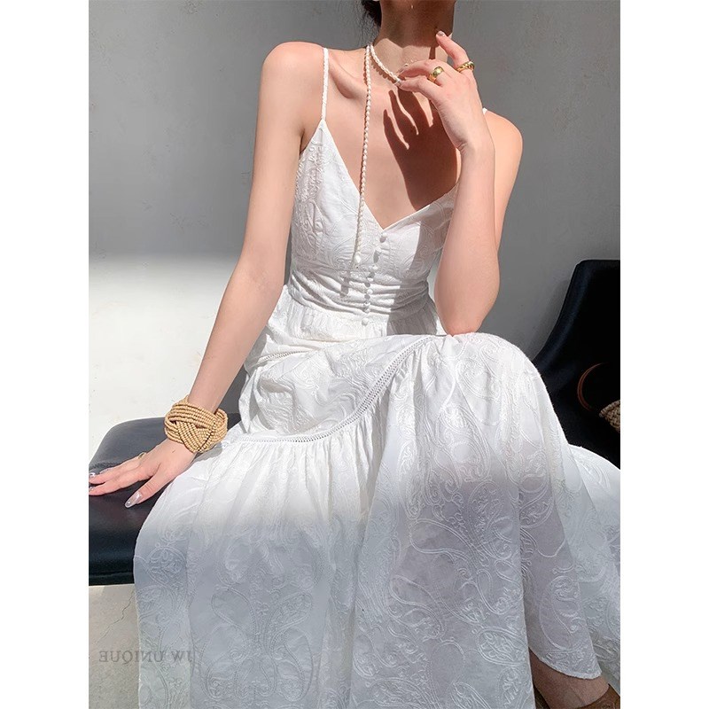 米白色度假风无袖吊带连衣裙女2025夏季收腰显瘦气质长裙