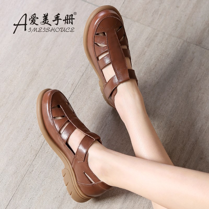 夏季真皮魔术贴妈妈鞋凉鞋女外穿镂空透气软底平底中老年大码女鞋
