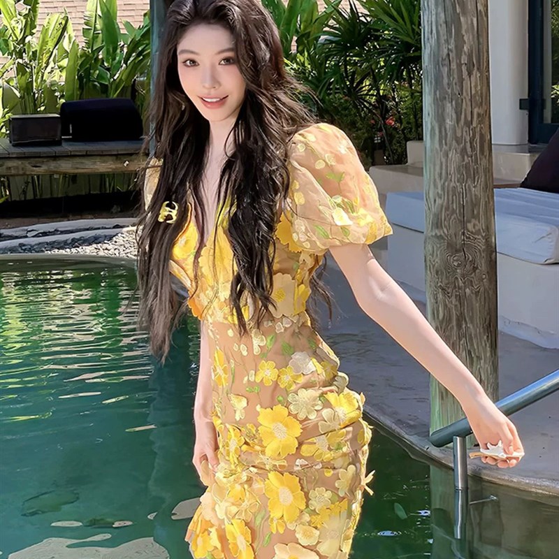 小众设计 橙黄繁花海边沙滩度假立体花H朵黄色短袖包臀V领连衣裙