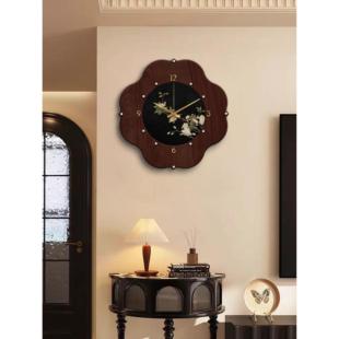 时钟挂墙2025新款中古装饰画静音挂钟简约时尚高级感餐厅钟表挂画